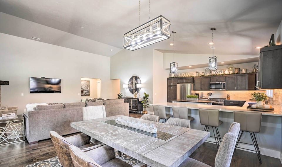 Dining Area | Dishware Provided