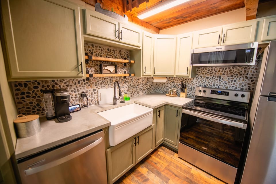New stocked kitchen w/ Keurig, microwave, dishwasher, blender, air fryer, etc