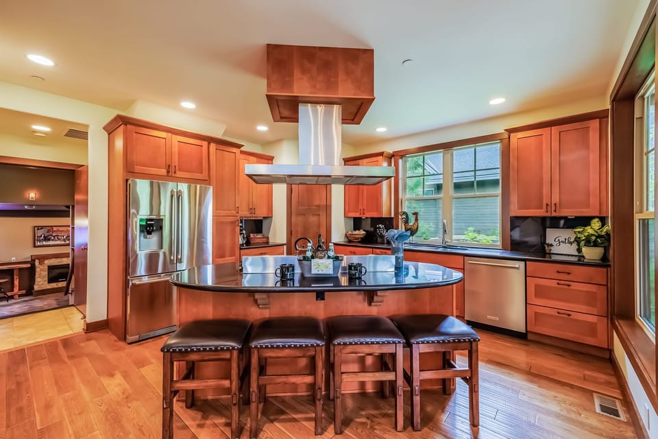 Stunning Kitchen Island with 4 comfortable stool chairs
