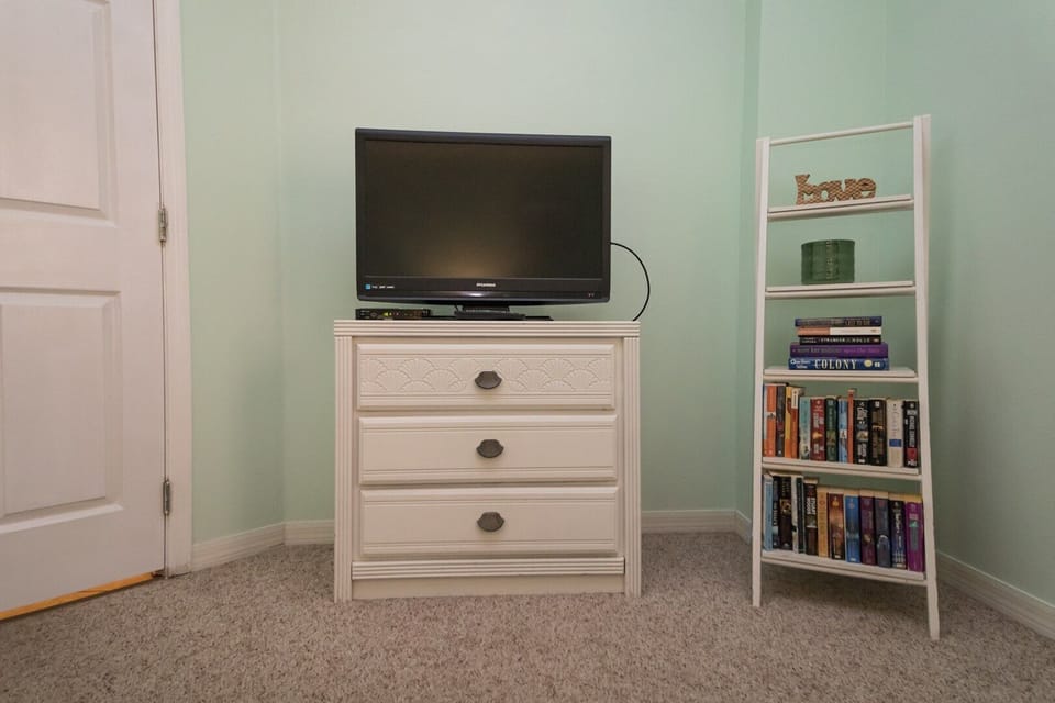 Vacation Rentals Guest Bedroom TV