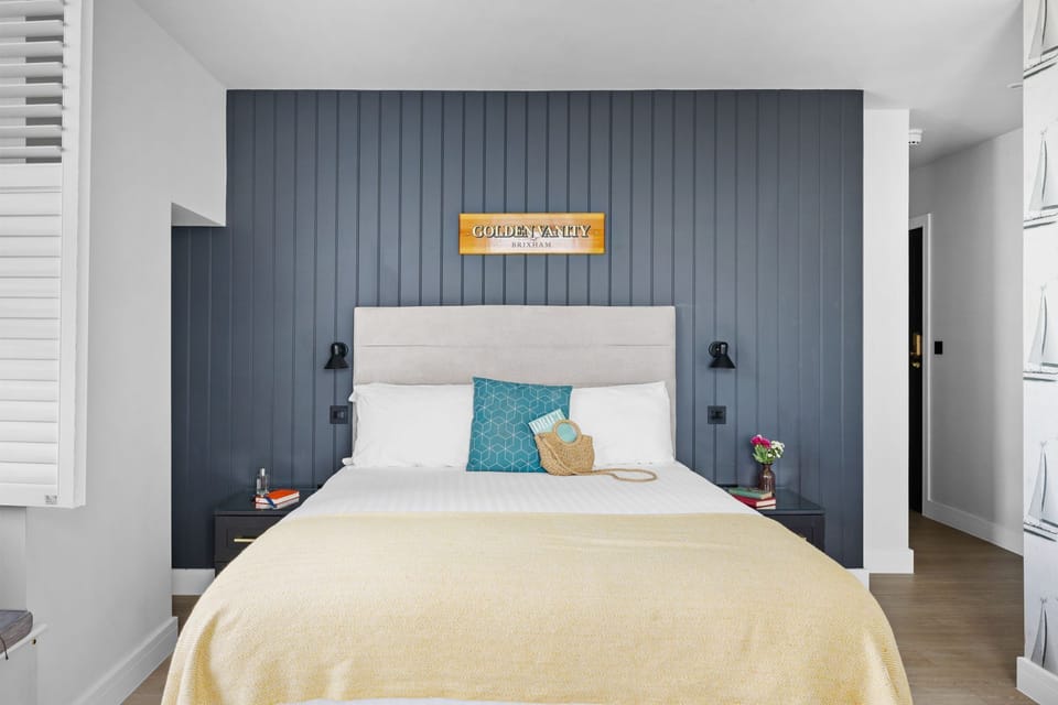 King size bed with bedside tables and lamps - Golden Vanity Suite