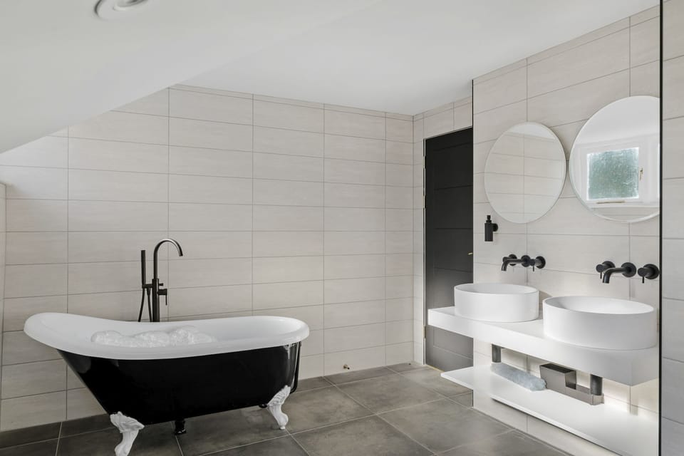 Freestanding bath - Provident Suite
