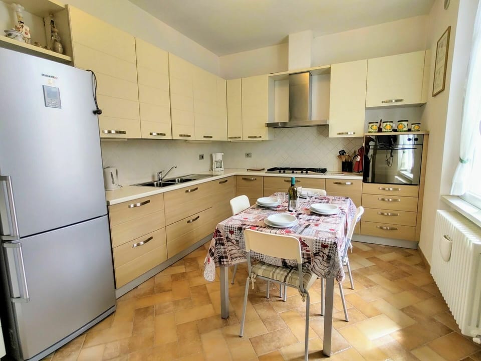 Countertop, Cabinetry, Property, Furniture, Table, Kitchen, Chair, Building, Kitchen Appliance, Window
