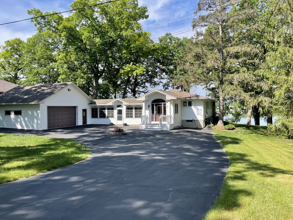Spacious Main house, huge screen room, garage. 5 bedrooms- sleeps 12