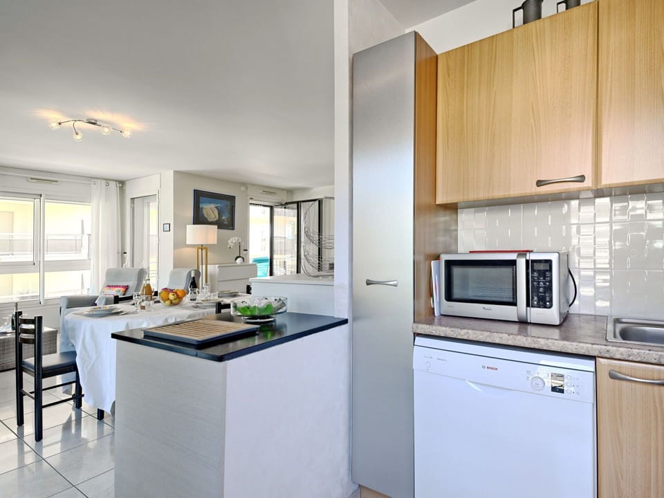 Cabinetry, Countertop, Kitchen Appliance, Kitchen Stove, Kitchen, Home Appliance, Interior Design, Wood, Building, Stove