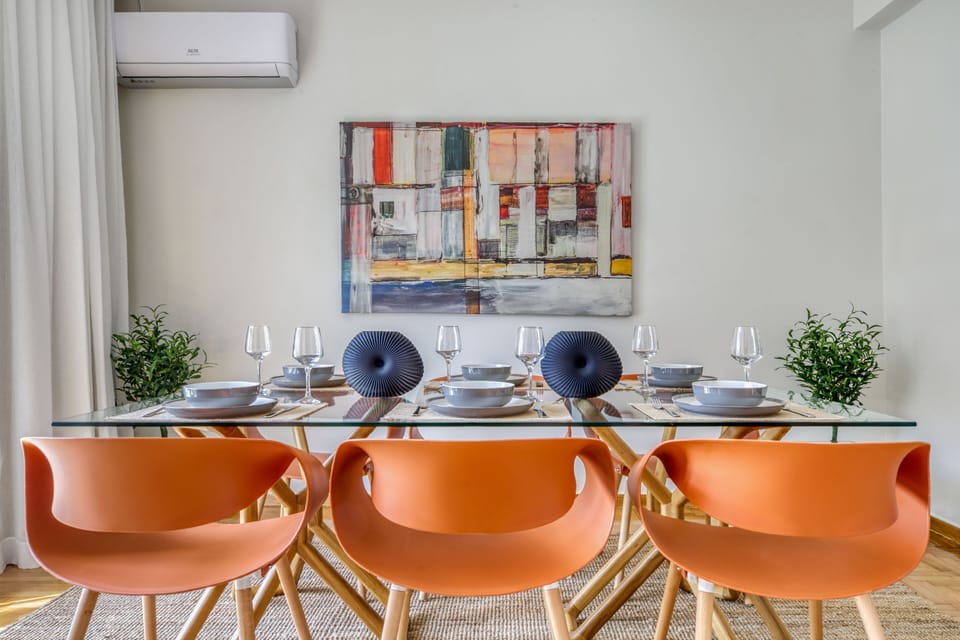 Dinning Room and Table, easy can seat 8 peoples