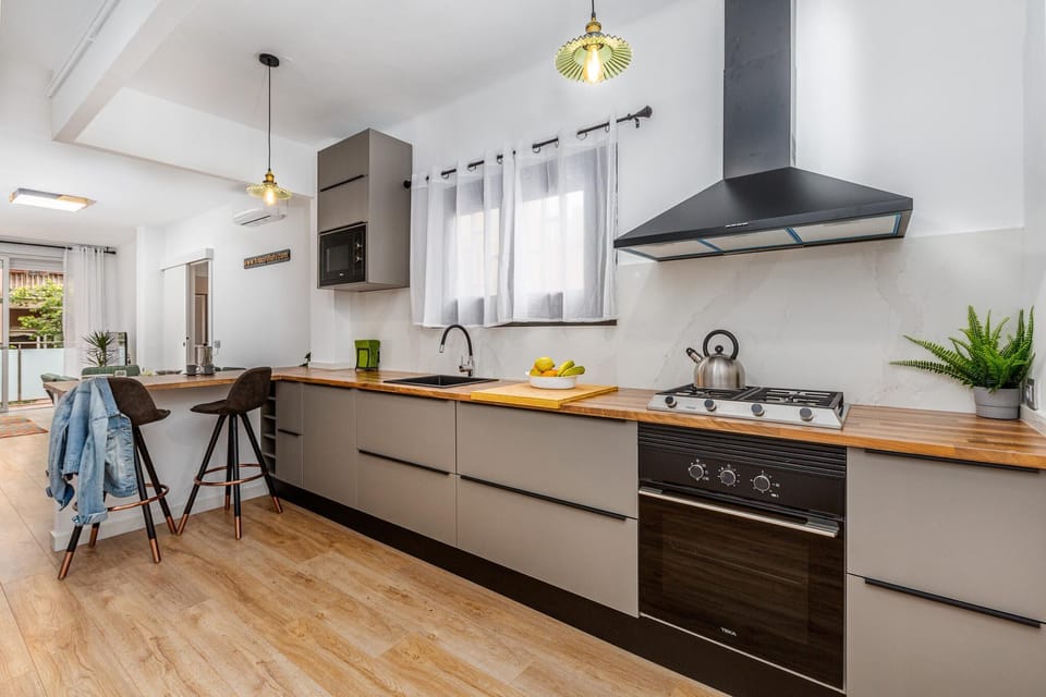 Modern kitchen with windou 