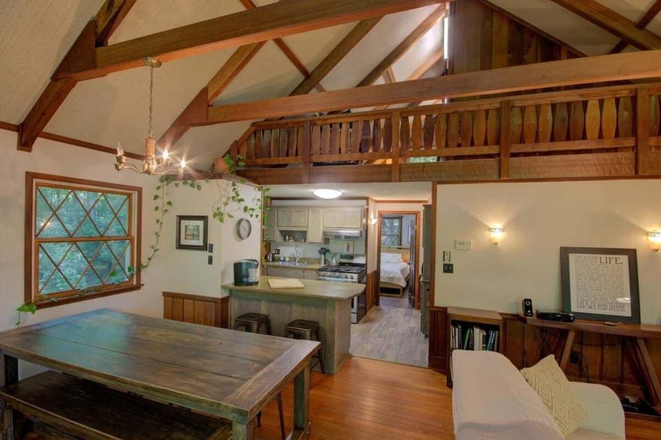 Here you can see the loft, the master bedroom, kitchen and dining areas.