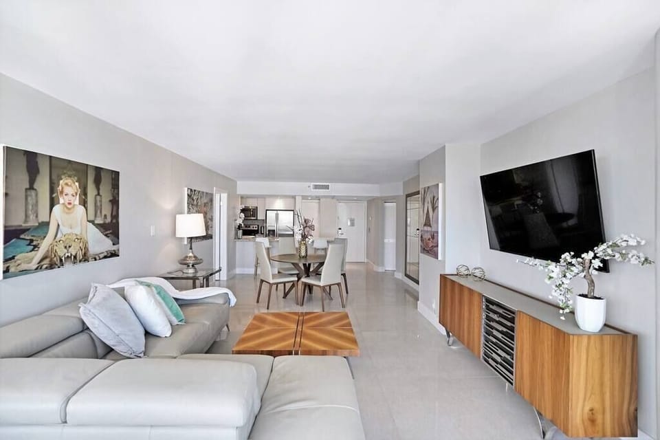 Living area, fully equipped kitchen, dining area, balcony access, counter seats