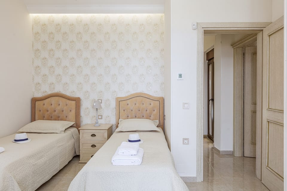 Welcoming bedroom features.