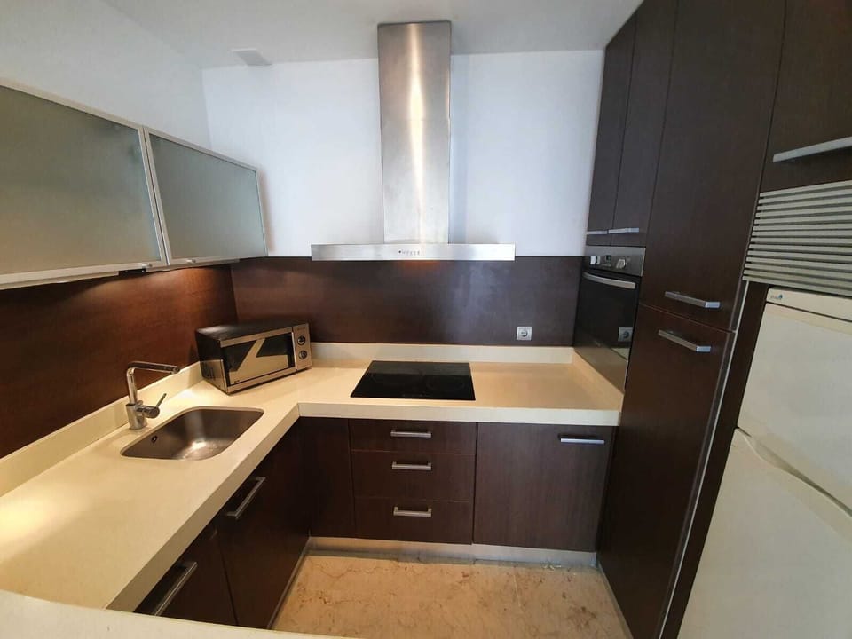 Fully fitted kitchen with oven, microwave, d/w, washing machine & fridgefreezer