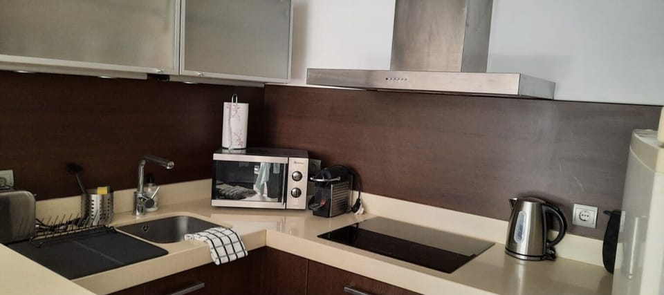 With kettle, toaster & coffee machine 