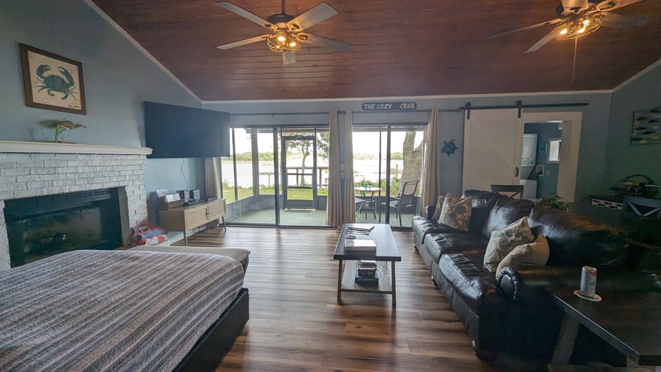 Queen Bed Facing Marsh (1)