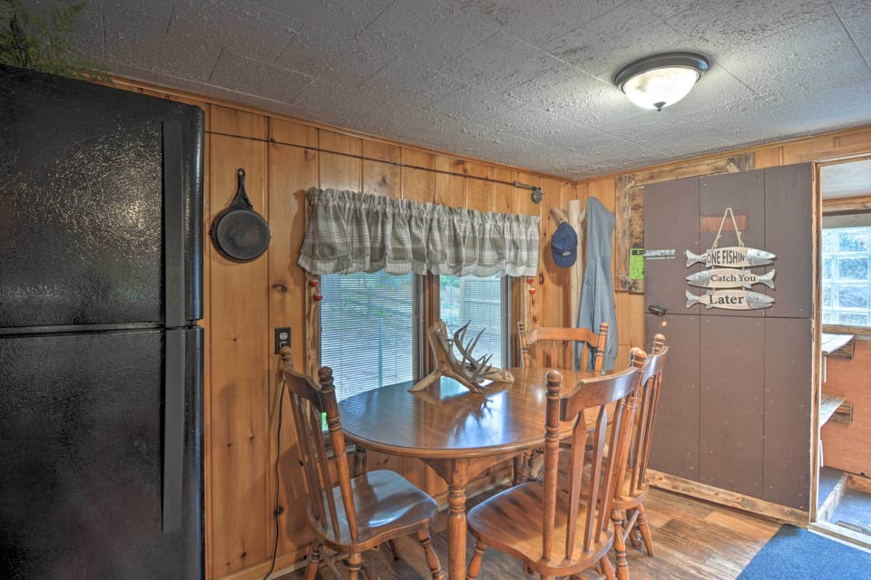 Dining Area | Dishware/Flatware Provided