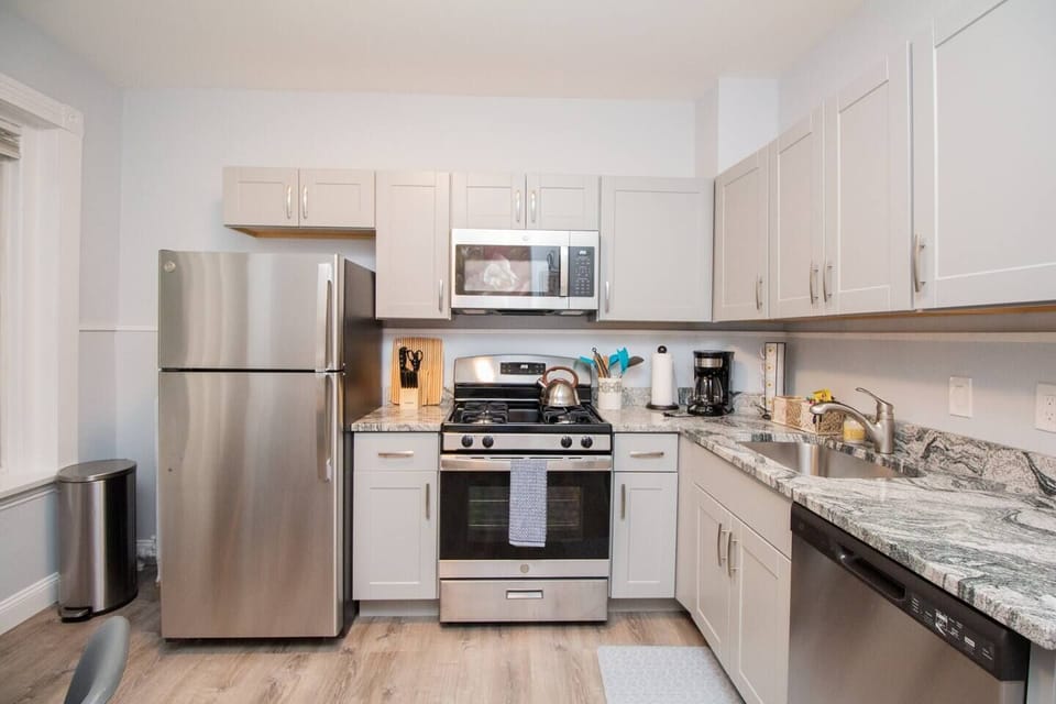 Kitchen, Gas Range, Microwave, Dishwasher