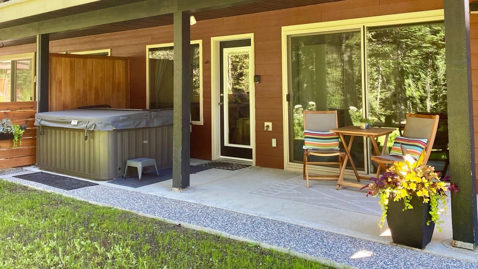 Private entry creekside, level walk out green space facing forest