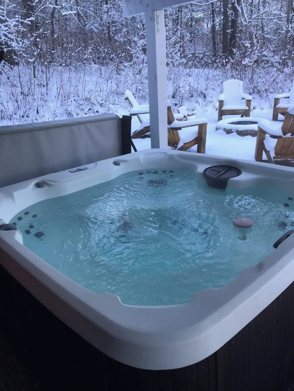 Enjoy the hot tub undercover all year r
round with outdoor tv!!