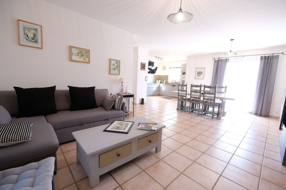 Vacation rental MOURIES, Alpilles Provence villa with pool to rent with all comforts with big living room.  Book online with Plaisirs & Maisons de Provence