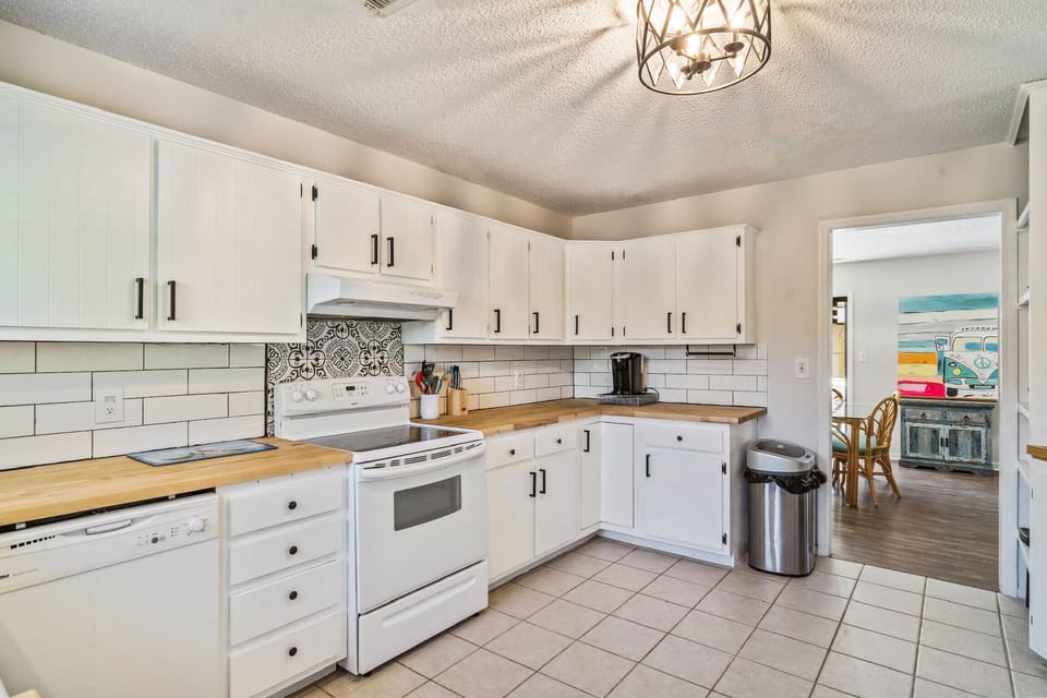 Upstairs kitchen w laundry