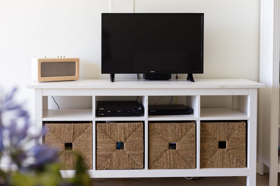 Modern TV entertainment unit with woven storage baskets — Villa Blue Sagres D, holiday villa in Vila do Bispo