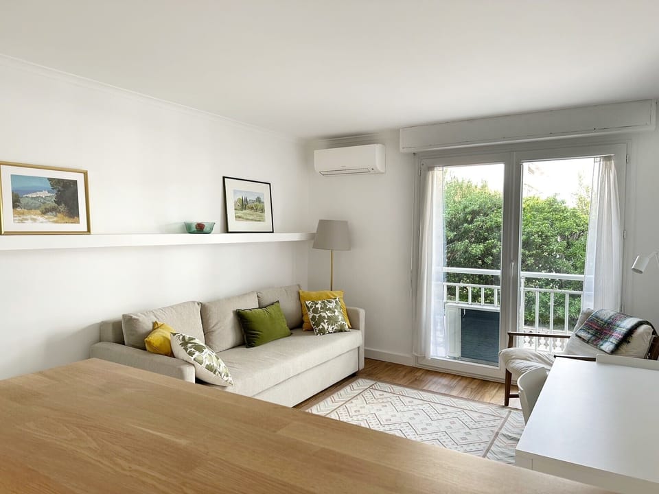  Air-conditioned living room, large sofa bed, dining table, TV, bar 