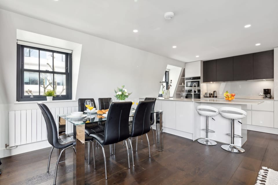 The kitchen and dining area