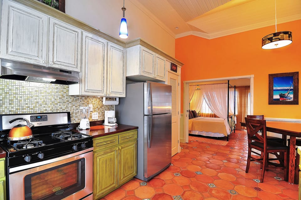Full and very well equipped beautiful kitchen for all your cooking needs.