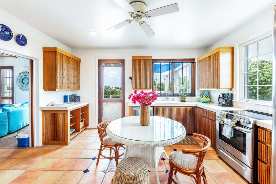 Beautiful Home by Taylor Bay Beach (925)