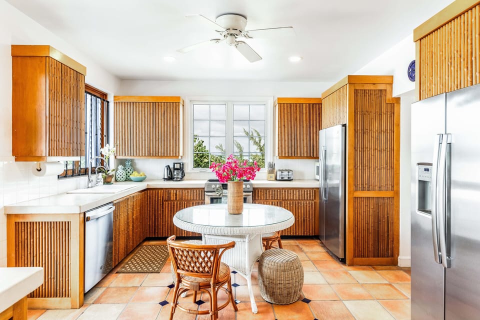 Beautiful Home by Taylor Bay Beach (924)