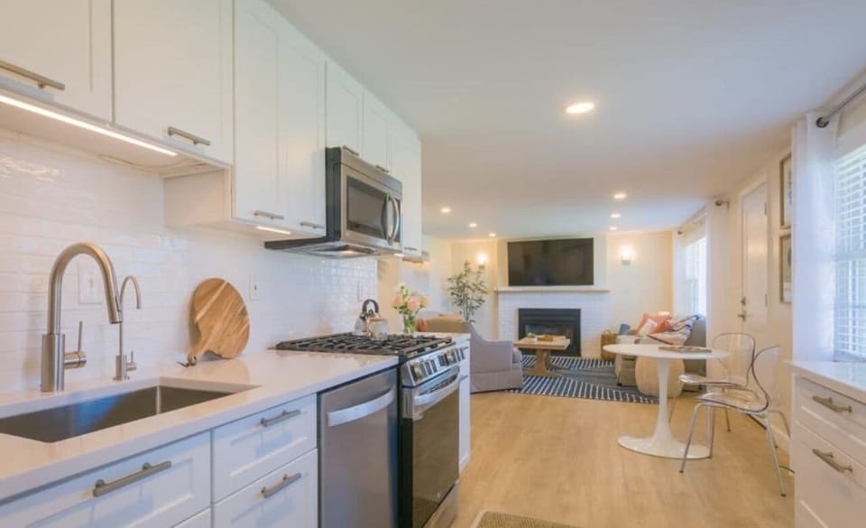 Newly remodeled, fully stocked kitchen