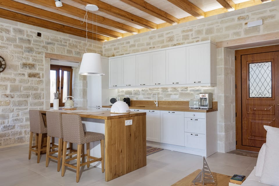 Large family kitchen, fully equipped.
