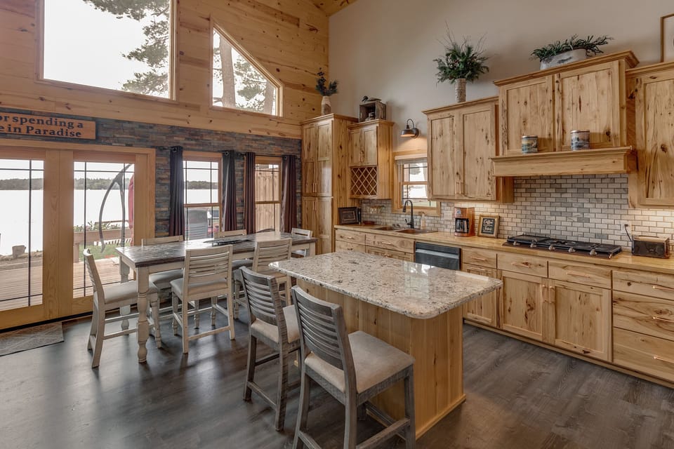 Kitchen & Dining 