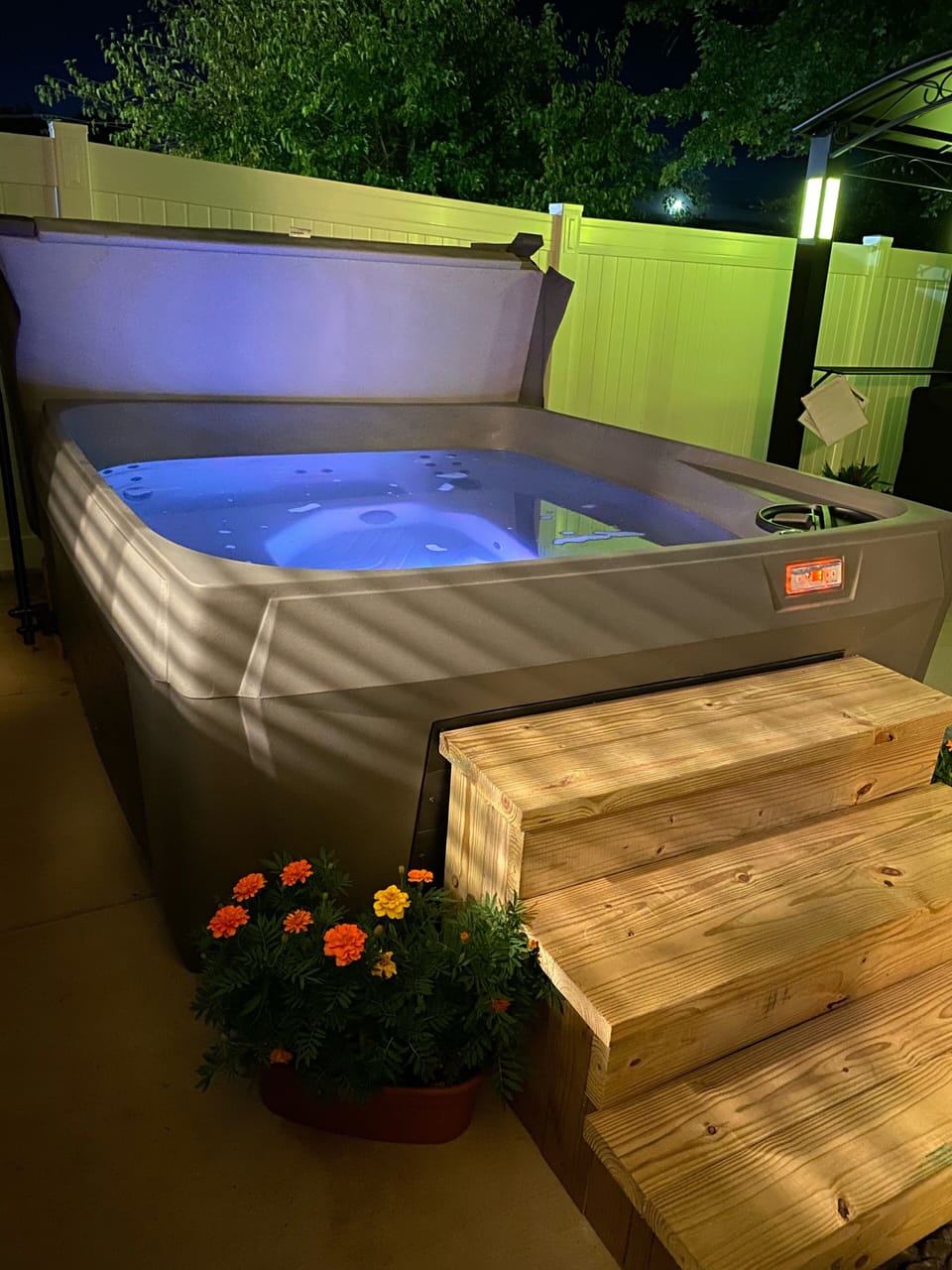 Hot tub 