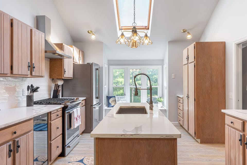 Well equipped with coffee maker, wine fridge, toaster, waffle maker , blender ..