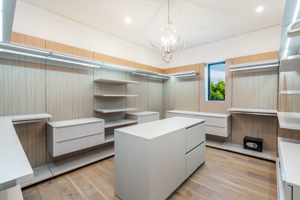 MASTER BEDROOM’S WALK-IN CLOSET

