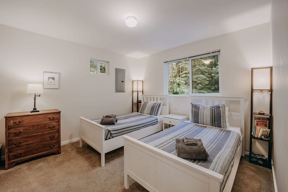 Indoors, Furniture, Home Decor, Lamp, Bed
