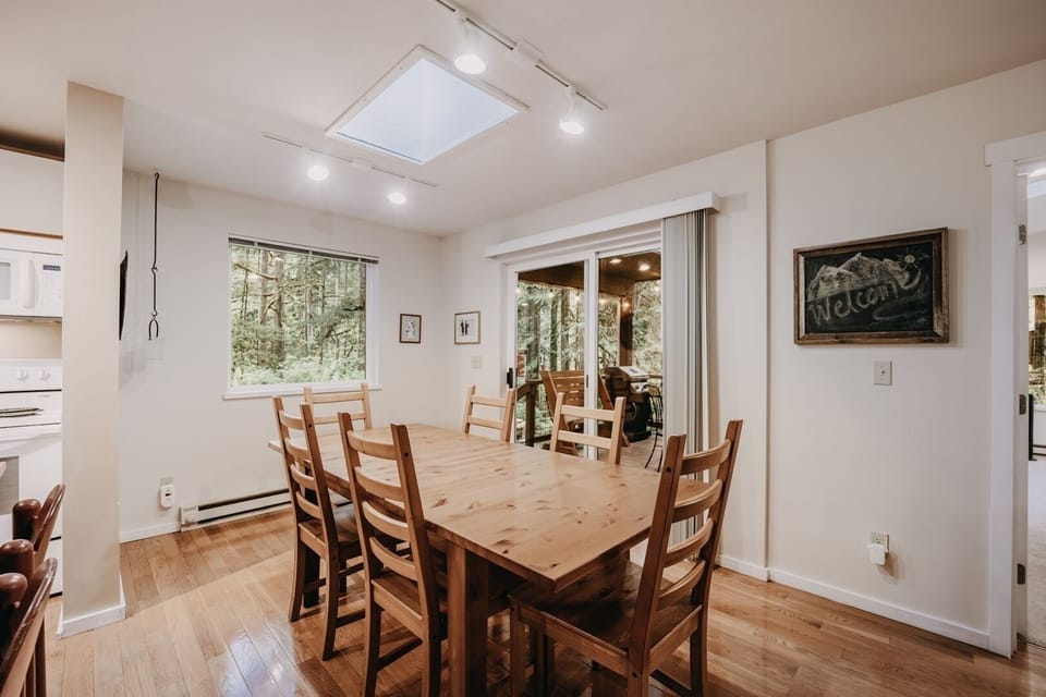 Dining Room, Dining Table, Furniture, Indoors, Table