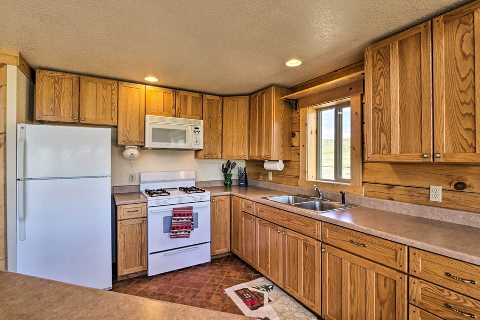 Kitchen | Fully Equipped w/ Cooking Basics