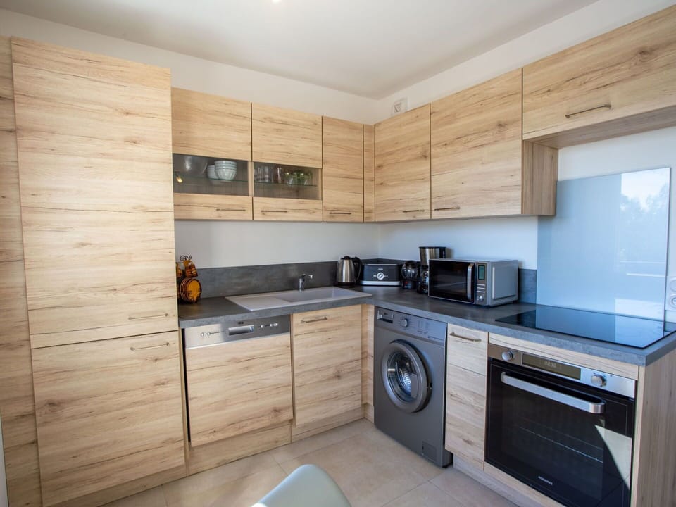 Cabinetry, Countertop, Kitchen Stove, Kitchen Appliance, Kitchen, Cooktop, Interior Design, Building, Wood, Stove