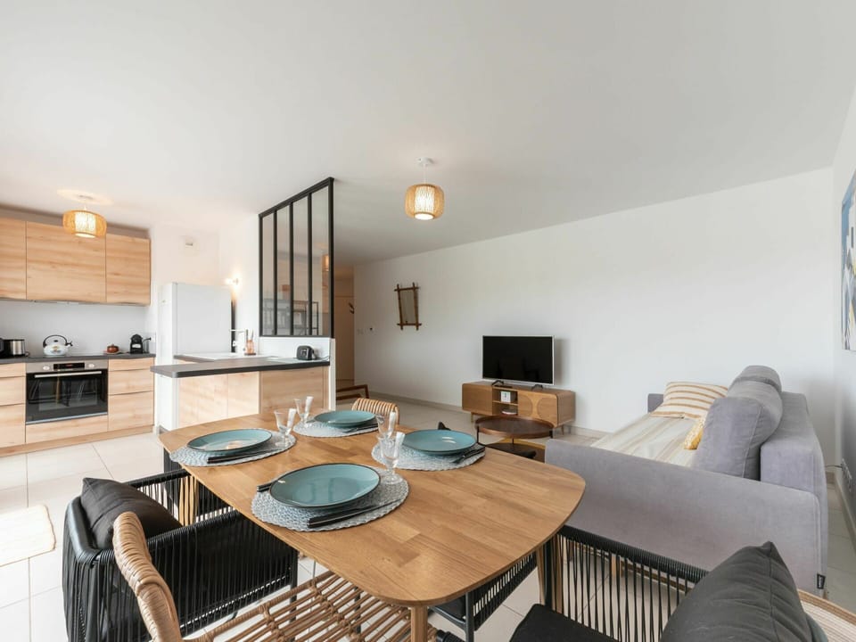 Table, Furniture, Property, Building, Wood, Couch, Lighting, Interior Design, Chair, Floor