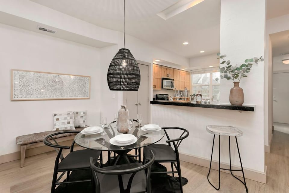 Dining Area and Breakfast Bar
