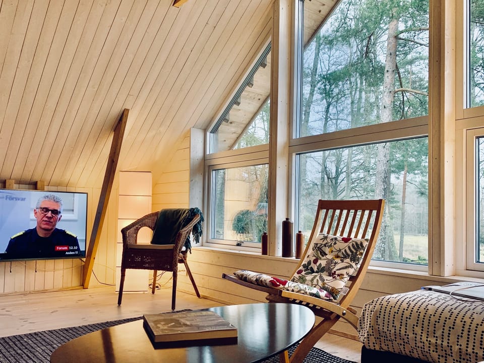 Upper loft TV room, 20 channels.