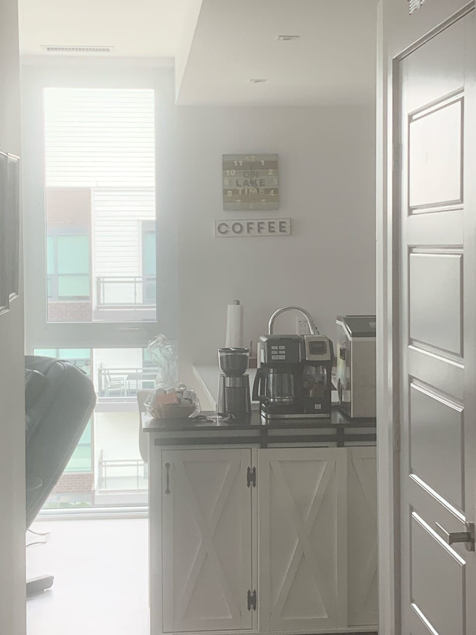 Coffee Counter with grinder, espresso machine, kureig, ice maker, drip coffee.