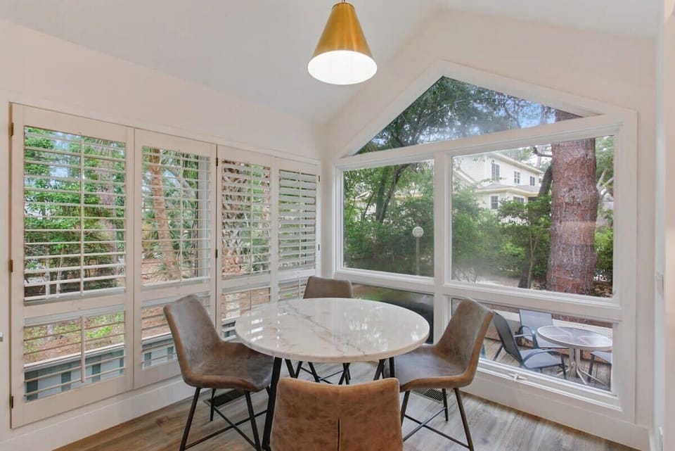 Eat-in kitchen seats 4 with 4 additional seats at the kitchen bar counter!