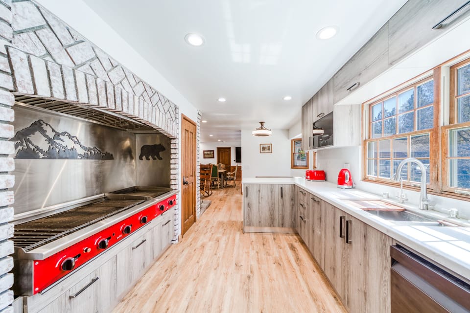 Fully equipped kitchen with contemporary design, ready for gourmet cooking and family gatherings