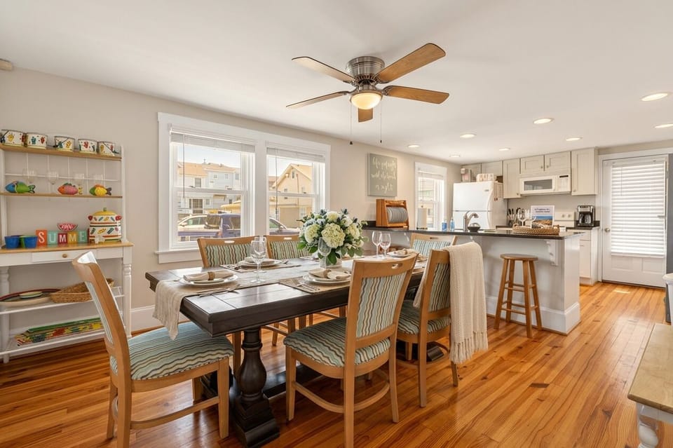 Dining room with extra seating for food preppers to lend a helping hand