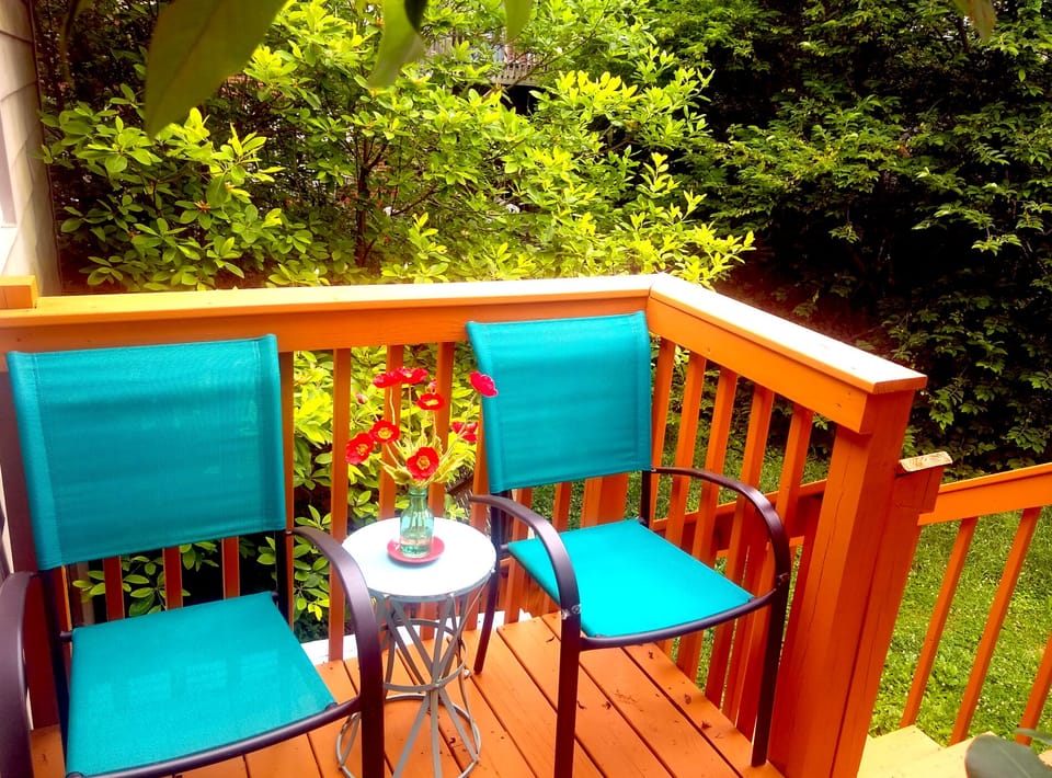 Your private deck overlooking magnolia treetops!