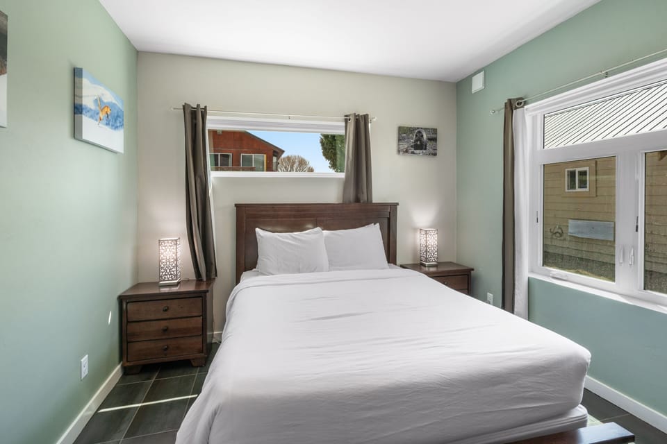 Bedroom with queen size bed