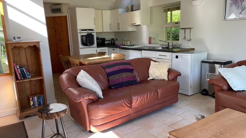 lounge/dining area