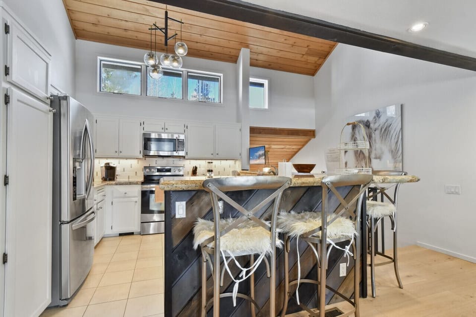 Breakfast Bar with Seating for Four